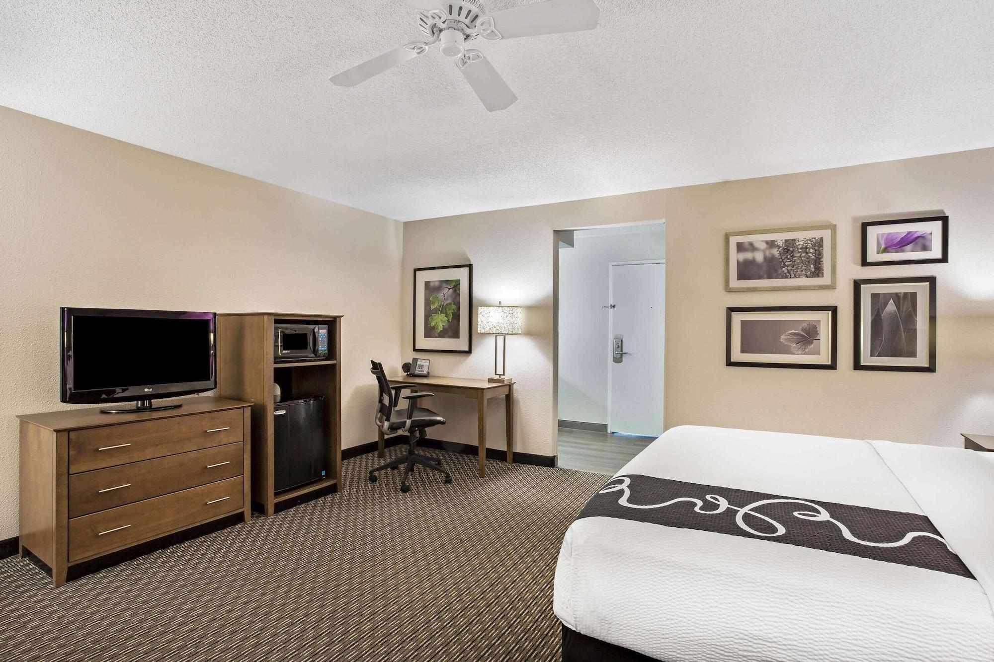 La Quinta By Wyndham Hartford Bradley Airport Hotel Уиндзор Локс Екстериор снимка