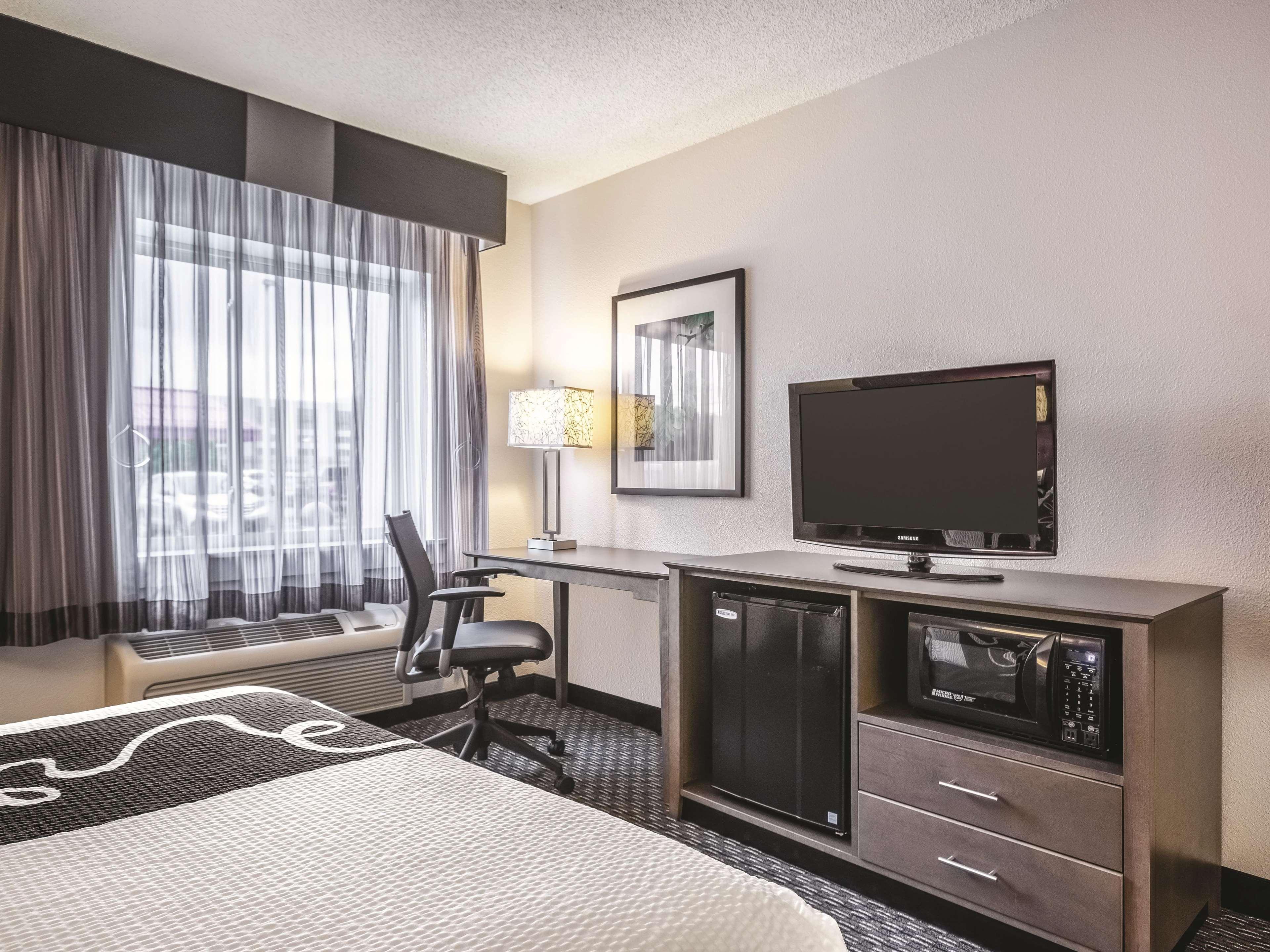 La Quinta By Wyndham Hartford Bradley Airport Hotel Уиндзор Локс Екстериор снимка
