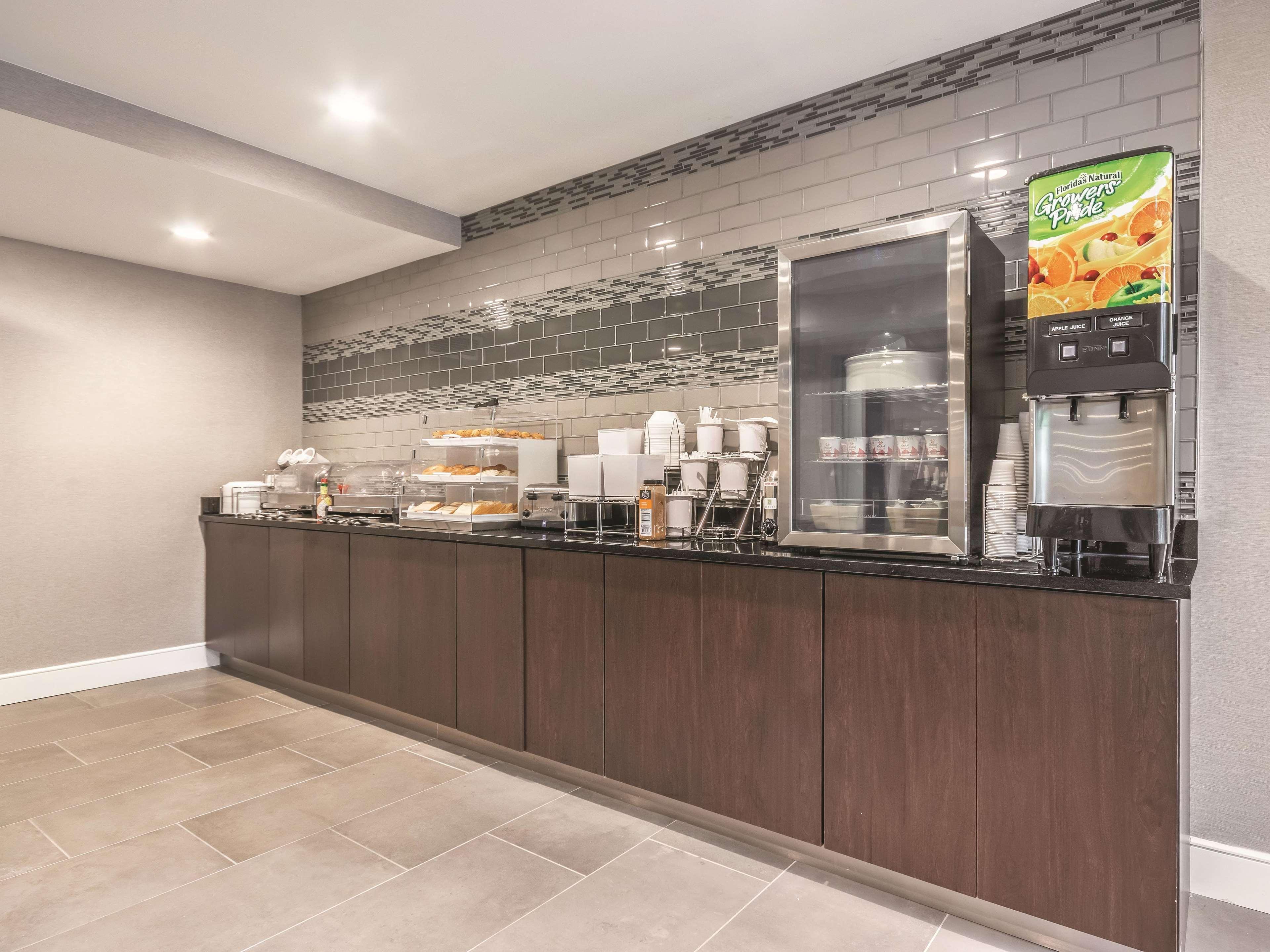 La Quinta By Wyndham Hartford Bradley Airport Hotel Уиндзор Локс Екстериор снимка
