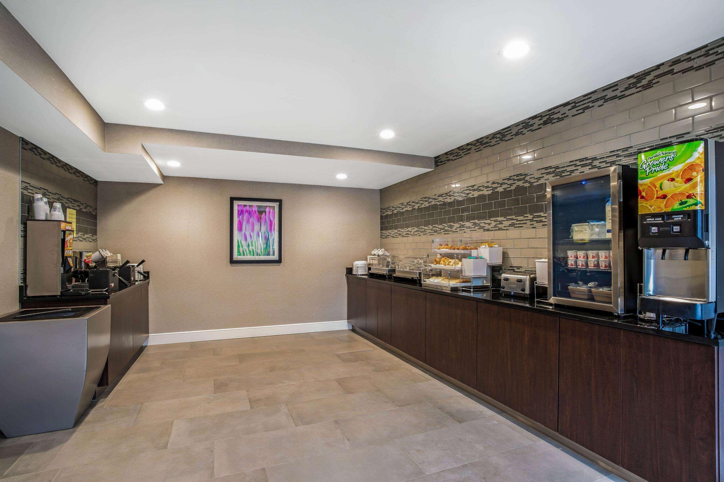 La Quinta By Wyndham Hartford Bradley Airport Hotel Уиндзор Локс Екстериор снимка