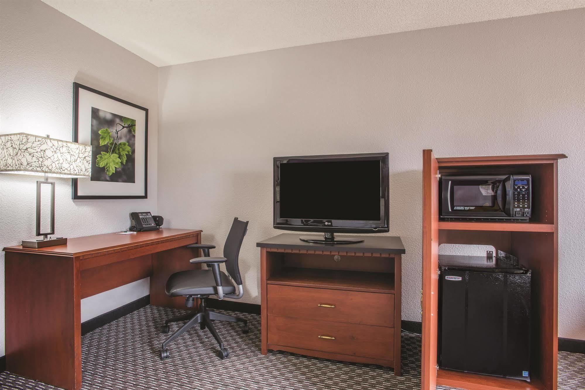 La Quinta By Wyndham Hartford Bradley Airport Hotel Уиндзор Локс Екстериор снимка